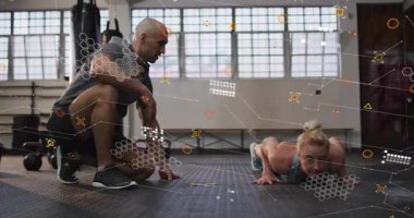 Antrenör ipuçları sunuyor ve müşteriler ağır torbayla jimnastik şınavı çekiyor. Büyü şebekeleri analiz formuyla. Eğitim, fitness, egzersiz, biyomekanik, spor salonu, koçluk, güç