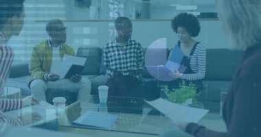 Şirket takımı kaydırma klasörü, grafik örtüsü etkinleştiriliyor, veri bulgularını tartışıyor ve beşlik çakıyor. İşbirliği, takım çalışması, profesyonellik, modernlik, iş toplantısı, veri analizi, kurumsal kültür