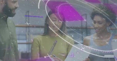 Animasyon grafikleri masalardaki iş profesyonellerini gösteriyor, kadın uzlaşmaya varmak için tableti tıklatıyor. İşbirliği, takım çalışması, yenilik, yaratıcı, modern, ofis, teknoloji