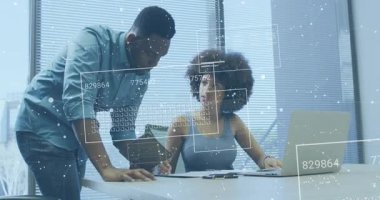 Verileri taşıyan ve dizüstü bilgisayarda teknoloji kaplamalı yazı yazan kadına rehberlik eden bir adam. İşbirliği, takım çalışması, dijital, yenilik, profesyonel, çalışma alanı, iletişim