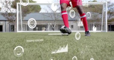 Erkek futbolcu sahada topa vuruyor ve spor performanslarını gösterirken top sürüyor. Sporcu, spor, çeviklik, dijital, açık hava, eğitim, dayanıklılık