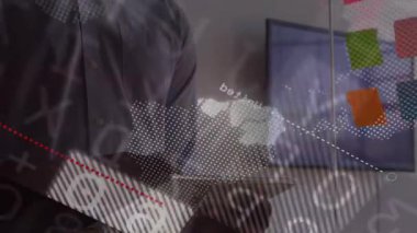 İşletme müdürü, ABD haritası ve kırmızı bar analizlerine bakarak ofiste tablet kaydırıyor ve döndürüyor. Teknoloji, veri görselleştirme, analitik, şirket, dijital, iş zekası, profesyonel