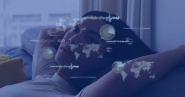 Kanepede uzanan bir adam dalgalanarak AR haritalarını etkinleştiriyor ve küresel verileri görselleştiriyor. Futuristik, veri görselleştirme, dijital arayüz, konfor, teknoloji, yenilik, analitik