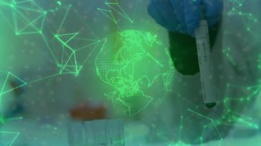 Etiketli test tüpü tutan bilim adamları laboratuvar verilerini gösteren kıtaları çevreleyen dünyayı canlandırıyor. Araştırma, laboratuvar, yenilik, dijital, uluslararası, bilim, teknoloji