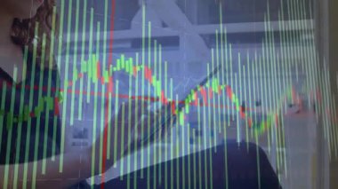 Ofis yanlısı tıkırtı tableti ve yarı saydam şamdan tablosu finansal analiz için örtüşüyor. Finansal veriler, analitik, dijital arayüz, modern işyeri, profesyonel, teknoloji, girişim