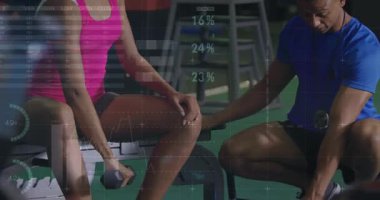 Spor eğitmeninin dambıl yerleştirmesi, müşterinin biseptik kıvrımlar yapması, dijital ölçümlerin örtülmesi. Kişisel eğitim, dayanıklılık eğitimi, beden eğitimi, fitness süreci, profesyonel koçluk, atletik performans, egzersiz analitiği