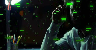 Sahne boyunca sürüklenen ikili haneli rakamlar yorgunluğa yol açarken, programcı kafasının üstünde lambanın altına dayanıyor. Teknoloji, yenilik, çalışma alanı, konsantrasyon, fütüristik, üretkenlik, yaratıcılık