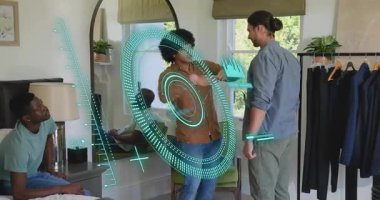 Terzi tarayıcıyı çalıştırıyor ve sanal verileri yerleştirmek için müşteri gövdesini tarıyor. Teknoloji, moda, yenilik, ölçüm, profesyonel, gelişigüzel, modern