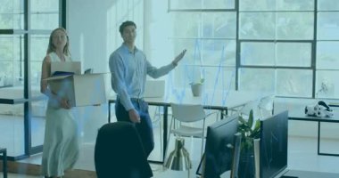 Meslek ortası bir kadın dosya kutusu taşıyor. İş yerine iş arkadaşı olarak giriyor. Animasyon masası okuna rehberlik ediyor. İşbirliği, yatılı, çalışma alanı, modern, profesyonel, üretkenlik, takım çalışması