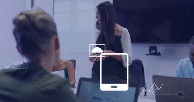 Bulut yönetimini gösteren cihaz simgeleri ve veri grafiklerine sebep olan kalem sunucusu. Profesyonel, işbirliği, analitik, dijital, modern, iş, teknoloji