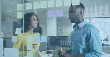 Meslektaşlar, iş için saydam camlara notlar taşıyan ve ok çizen işaretlerle selamlaşıyorlar. İşbirliği, beyin fırtınası, çalışma alanı, ofis, planlama, fikir oluşturma, takım çalışması