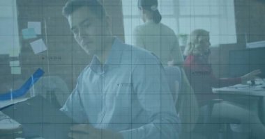 Animasyon çizelgelerini hazırlayan adam, telefon çeviren ve pazarı analiz eden kağıtları düzenleyen iş arkadaşları. Ofis işbirliği, takım çalışması, veri analizi, profesyonel çevre, modern çalışma alanı