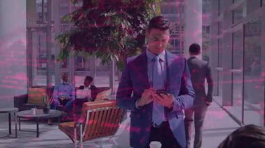 Telefondan sonra yetişkin bir adam telefon dinleyip iş cam duvarları boyunca yayılan kodu görselleştirdi. Şirket, teknoloji, modern, ağ oluşturma, profesyonel, dijital, iş