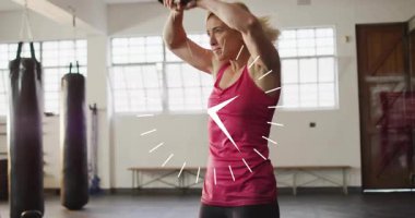 Fitness egzersiz menteşe kalça ve sallanan kettlebell üzerinde döner saat kaplama ile. Dayanıklılık eğitimi, fonksiyonel fitness, atletizm, egzersiz, spor salonu, hareket, kararlılık