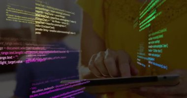 Tableti tıklatan adam kod çağırma panellerini çoğaltıyor sonra ofiste kodları yoğunlaştırıyor. Teknoloji, yenilik, fütüristik, dijital, çalışma alanı, veri, etkileşim