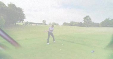 Golfçü topu golf sahasına yerleştiriyor. Sürücü salıncağa başlıyor. Ortaklar yaklaşırken pist aşağı iniyor. Atletik, boş zaman, açık hava, spor, eğlence, kararlılık, yoldaşlık