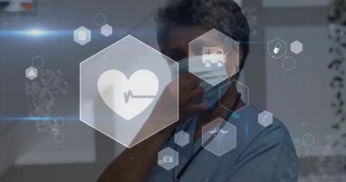 Klinisyen çekiş maskesi, tıbbi büyü simgeleriyle steteskop kullanarak arayüz gösteriminde kayboluyor. Tıbbi, sağlık, dijital, klinik, profesyonel, modern, tanı