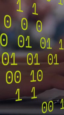 Bir dizüstü bilgisayar kullanarak insan eli kapatmaya karşı ikili kodlama veri işleme. Bilgisayar arayüzü ve siber güvenlik teknolojisi kavramı