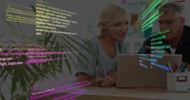 Dizüstü bilgisayardaki kodları ekranda görünen çizgiler olarak takip ederken, iş arkadaşları masada iş birliği yapıyor. Profesyonel, takım çalışması, modern, teknoloji, dijital, yenilik, iletişim