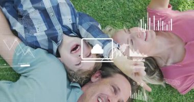 Baba, anne ve oğul çimenlikte yatıyor, bulut simgesi beliriyor veri analizlerinin kaybolmasına neden oluyor. Aile, veri görselleştirme, teknoloji, açık hava, işbirliği, yenilik, analitik