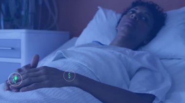 Hastanedeki hasta karnının üzerinde dinleniyor yeşil çevresel veri ikonlarının vücutta dolaştığını görüyor. Sağlık, sağlık, sürdürülebilirlik, bakım, sağlık, teknoloji, çevre