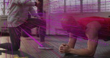 Erkek müşteri elinde tahta tutarken antrenör zamanlayıcıyı çalıştırıyor ve kalçaları forma sokuyor. Güç, fitness, antrenman, koçluk, atletizm, eğitim, motivasyon