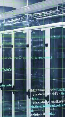 Veri merkezindeki sunucu raflarının üzerinde bilgisayar kodu animasyonu. Teknoloji, ağ oluşturma, siber, dijital, programlama, bulut