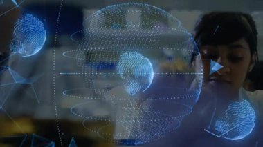 Hologramı çalıştıran ve dönen dünyayı dönen halkalarla analiz eden bir kadın bilim adamı. Teknoloji, yenilik, araştırma, görselleştirme, fütüristik, dijital, veri