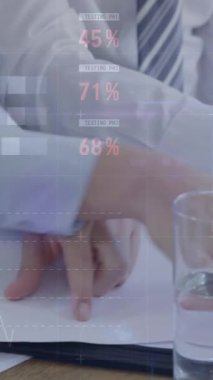 Ofiste çalışan farklı iş adamlarının elleri üzerinde ışık ve grafiklerin animasyonu. iş, finans, ekonomi ve ofiste dijital olarak üretilen teknoloji konseptiyle çalışmak.