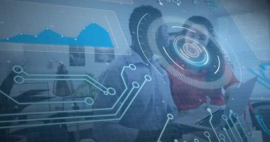 Önde gelen meslektaşlarının dizüstü bilgisayarlarını ayarlarken, teknoloji laboratuarının HUD verilerini incelerken grafikler zayıflıyor. İşbirliği, teknoloji, veri analizi, yenilik, çalışma alanı, profesyonel, modern