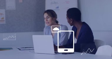 İş verilerini tartışan meslektaşlar dizüstü bilgisayarın üstünde grafik ve grafikleri gösteren bir telefon simgesi oluşturuyorlar. İşbirliği, analitik, kurumsal, sunum, takım çalışması, dijital, modern