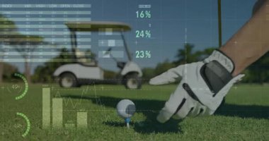 Golfçünün eldivenli eli, veriler kaydırma, sopa başı salıncak için hizalanırken topu tişörtün üzerine yerleştiriyor. Spor, analitik, görselleştirme, açık hava, boş zaman, stratejik, modern