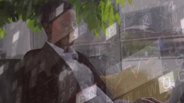 Piyasa takibi için veri şebekelerine ve çizelgesine neden olan analistler onun etrafında beliriyor. Profesyonel, çalışma alanı, modern, analitik, finans, yenilik, kentsel