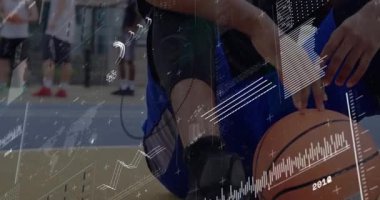 Basketbolcu sahada diz çöküyor, kamera panelleri ve veriler maç analizi için kayboluyor. Sporcu, performans, analitik, spor giyim, şehir, motivasyon, teknoloji