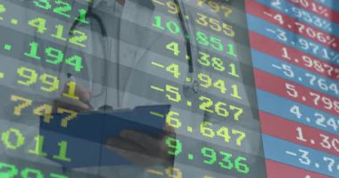 Doktor mavi panoya yazarken, mali ölçümler de gözlemlere rehberlik ediyor. Tıbbi, veri, analiz, profesyonellik, kurumsal, dijital, grafik