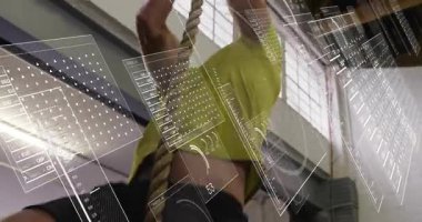 Bir adam halatı kavrayıp yukarı doğru çekerken hareketli oklar ilerlemeye işaret ediyor. Fitness, kuvvet, dayanıklılık, spor salonu, atletizm, eğitim, güç