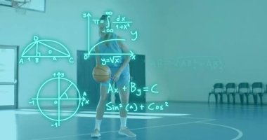 Basketbolcu sahaya giriyor, basketbol topu sürüyor, STEM grafiği ve formül örtüsü üretiyor. Atletik, bilim, teknoloji, yenilik, eğitim, dinamik, enerjik