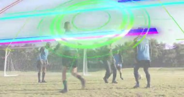 Koç topa hafifçe vurmak pas vermeyi geliştirmek ve hareketli yüzükler göstermek için futbol antrenmanını başlatıyor. Atletik, takım çalışması, strateji, spor, fitness, açık hava, hareket