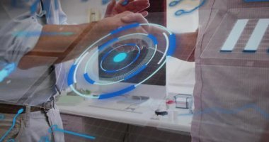 Hasta bileğini kavrayan ve holografik arayüz üreten doktor hasta sağlığı verilerini izliyor. Tıbbi, teknoloji, fütüristik, sağlık, yenilik, analiz, dijital