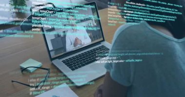 Geliştirici, uzak kodlama toplantısına katılan dizüstü bilgisayarı açıyor. Canlandırılmış JS parçacıklarını gösteriyor. Teknoloji, işbirliği, iletişim, dijital, profesyonel, modern, çalışma alanı