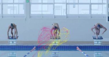 Üç yüzücü, merkezin etrafında dönen pembe altın rengi spor hareketleriyle sinyal gönderiyorlar. Atletizm, rekabet, eğitim, dinamik, adrenalin, dayanıklılık, performans