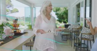 Tatlı seçerken, kıdemli hostes açık büfe, kızına konukseverlik için hamur işi sunuyor. Misafirperverlik, kutlama, açık hava, sıcaklık, bağlantı, zarafet, rahatlık.