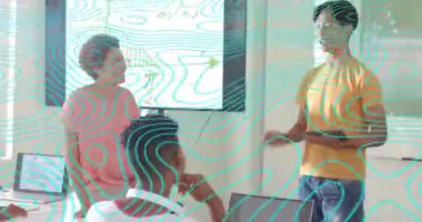 Ayakta duran öğrenci tıklama tableti matematik kavramını gösteren cos (x) eğrisinin altında canlandırılmış gölgeleme başlatıyor. Eğitim, işbirliği, dijital, öğrenme, sunum, akademik, takım çalışması