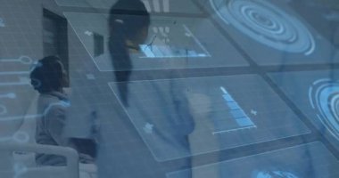 Holografik paneller açılıyor, doktor tekerlekli sandalyedeki hastaya doğru yürüyor, tedavi adımlarını açıklıyor. Tıbbi, sağlık, teknoloji, yenilik, profesyonellik, hasta bakımı, klinik