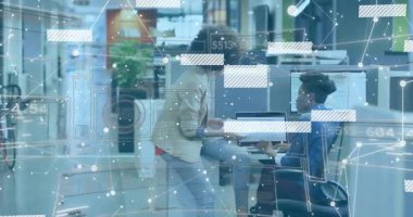 İş arkadaşları masamıza yaklaşıyor ve laptoptaki verileri animasyon çizelgesiyle karşılaştırıyorlar. İşbirliği, takım çalışması, teknoloji, profesyonellik, iletişim, modern, üretkenlik