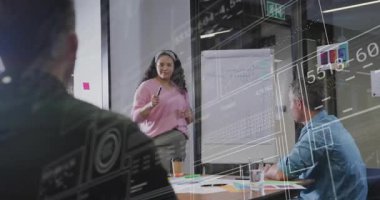 Tasarım teftişi sırasında, projenin başındaki kadın işaretleyici ve grafiklerin açılışı. İşbirliği, sunum, beyin fırtınası, veri analizi, yenilik, takım çalışması, modern ofis