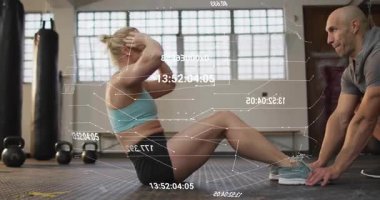 Fitness istemcisi antrenör desteğiyle mekik çekiyor. Ölçüler ilerlemeyi temsil ediyor gibi görünüyor. Atletik, güç, kararlılık, modern, sağlık, eğitim, performans