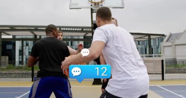 Çatı katındaki basketbol sahasında salya akıtan beyaz elbiseli bir adam, baloncuklar çıkıyor, hayran kitlesi için sayılar artıyor. Eylem, spor, rekabet, kentsel, enerjik, dinamik, takım