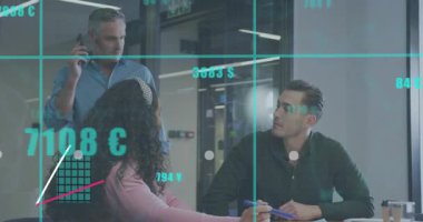 Şirket ekibi çağrıyı sonlandırıyor ve animasyon finansal bar çizelgeleriyle verileri gözden geçiriyor. İş, analitik, işbirliği, veri görselleştirme, üretkenlik, şirket, yenilik