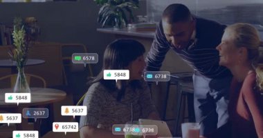 Üç meslektaş tablet içeriğini tartışıyor, sosyal medya ölçüm simgelerini izliyor, tırmanıyor, zayıflıyor. İşbirliği, teknoloji, iletişim, yenilik, çalışma alanı, takım çalışması, dijital